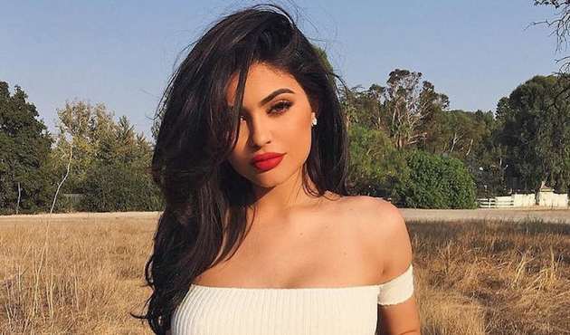 Kylie Jenner, bebeğini ilk kez g&ouml;sterdi!