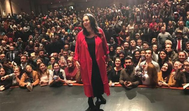 T&uuml;rkan Şoray sahnede g&ouml;zyaşlarına boğuldu!