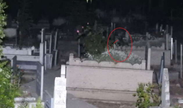 Mezarlıktaki gizemli kız bakın kim &ccedil;ıktı!
