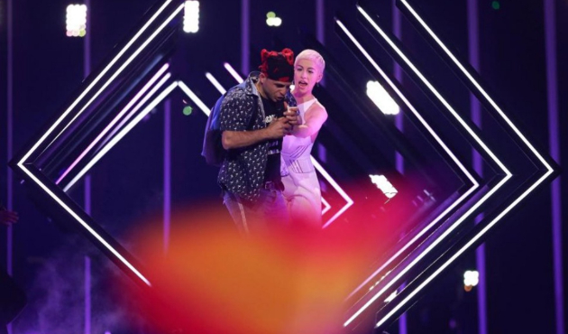 Eurovision&rsquo;da b&uuml;y&uuml;k skandal! Birden podyuma &ccedil;ıkıp