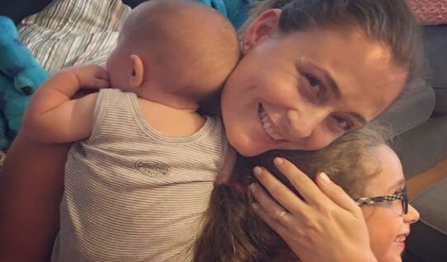 Ceyda D&uuml;venci kucağında bebeğiyle d&uuml;şt&uuml;!