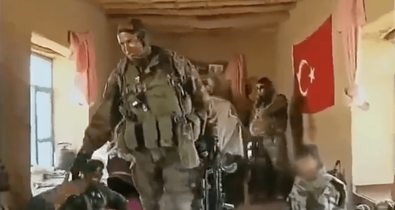 Afganistan halkı T&uuml;rk bayrağını b&ouml;yle evinin baş k&ouml;şesine astı