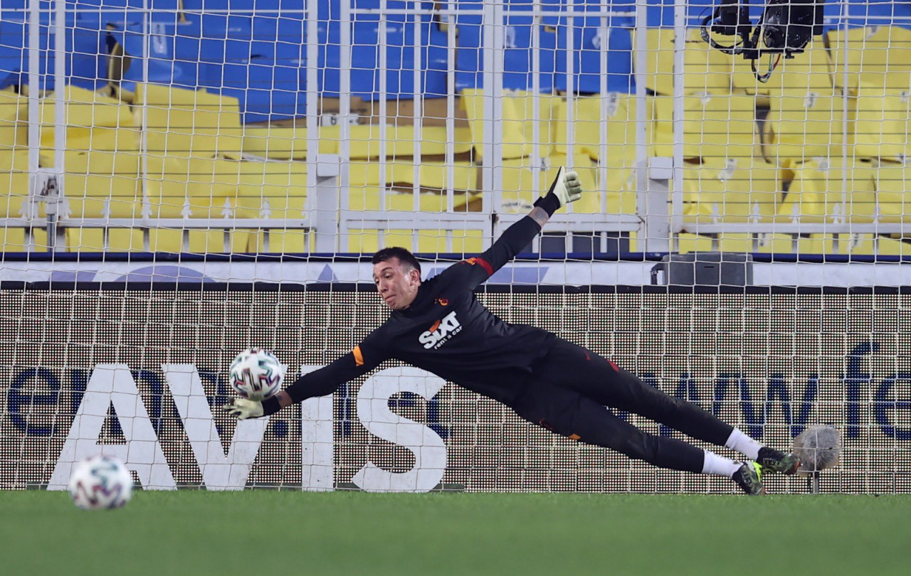 Fernando Muslera sakatlıktan d&ouml;nd&uuml;kten sonra oynadığı d&ouml;rt S&uuml;per Lig ma&ccedil;ında kalesine gelen 17 şutun 15'ini kurtardı. &Uuml;zerindeki yukarı oku bulunan &uuml;st işareti