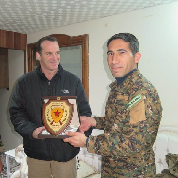 ABD'nin Kuzey Afrika ve Orta Doğu G&uuml;venlik Sorumlusu Brett McGurk, PYD'den plaket alırken