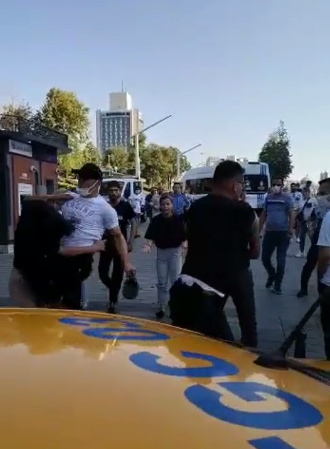 İBB zabıtasının bir kadına u&ccedil;an tekme attığı anlar kamerada