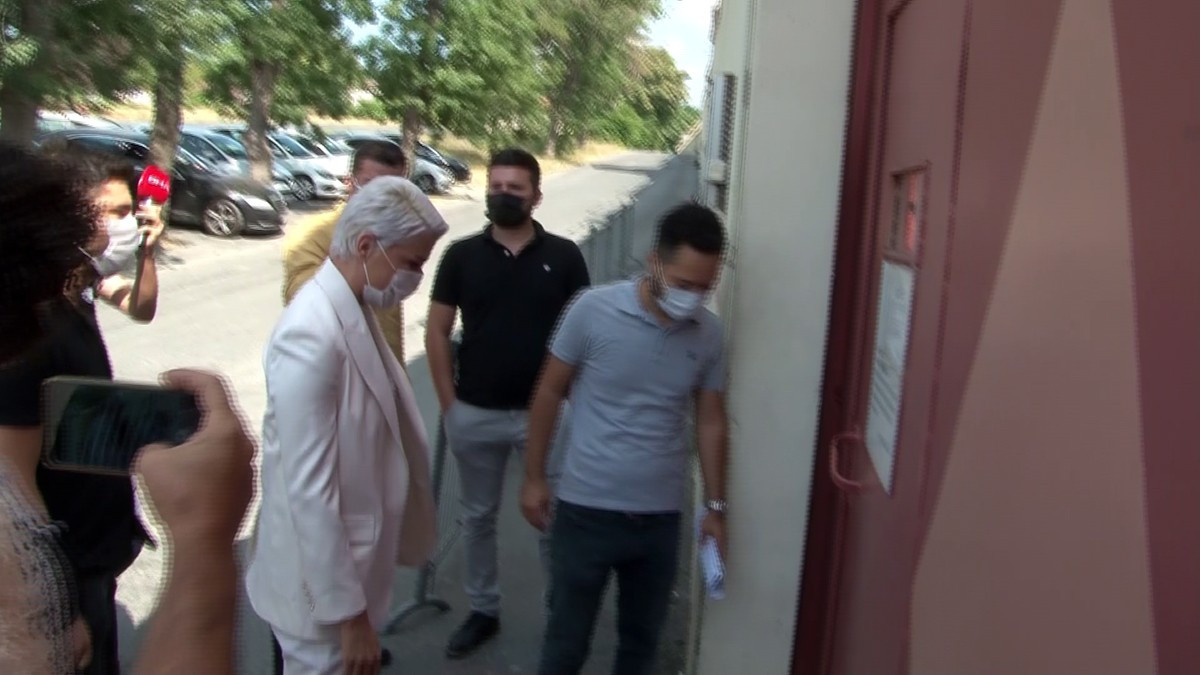 Karakola giderek teslim olmuştu... Deniz Akkaya'nın cezaevine giriş anı ortaya çıktı