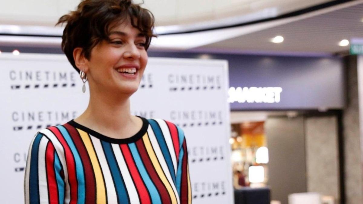 Berg&uuml;zar Korel sosyal medya fobisini yendi! Kimse g&ouml;rmeyecekmiş gibi  paylaşım yapacak