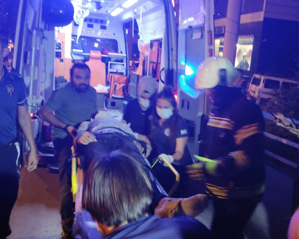 Denizli’de mucizevi kurtuluş! Ağaçları deviren otomobil ikiye bölündü