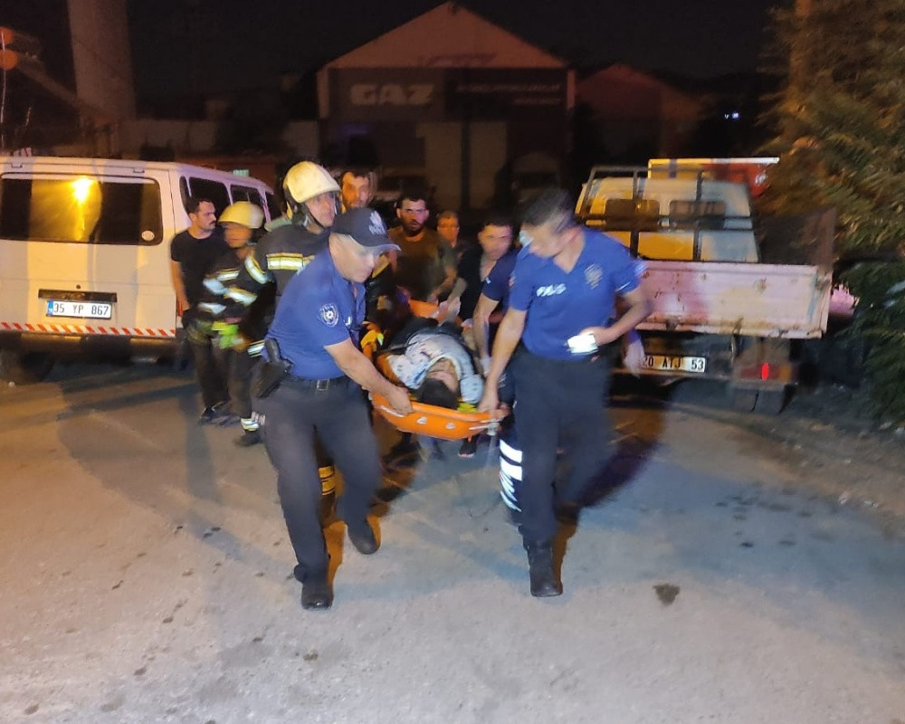 Denizli’de mucizevi kurtuluş! Ağaçları deviren otomobil ikiye bölündü
