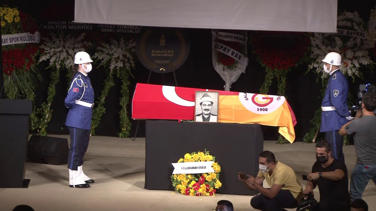 Ferhan Şensoy, gözyaşları ve alkışlar eşliğinde son yolculuğuna uğurlandı