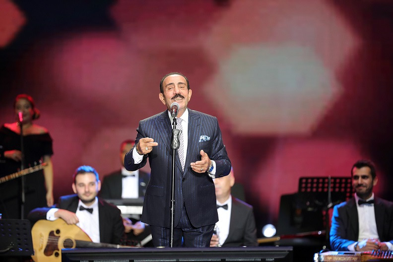 B&uuml;lent Ersoy'un sahne kost&uuml;m&uuml; olay oldu! Y&uuml;zlerce adet &ccedil;ivi işlendi...