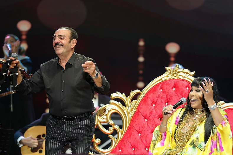 B&uuml;lent Ersoy'un sahne kost&uuml;m&uuml; olay oldu! Y&uuml;zlerce adet &ccedil;ivi işlendi...