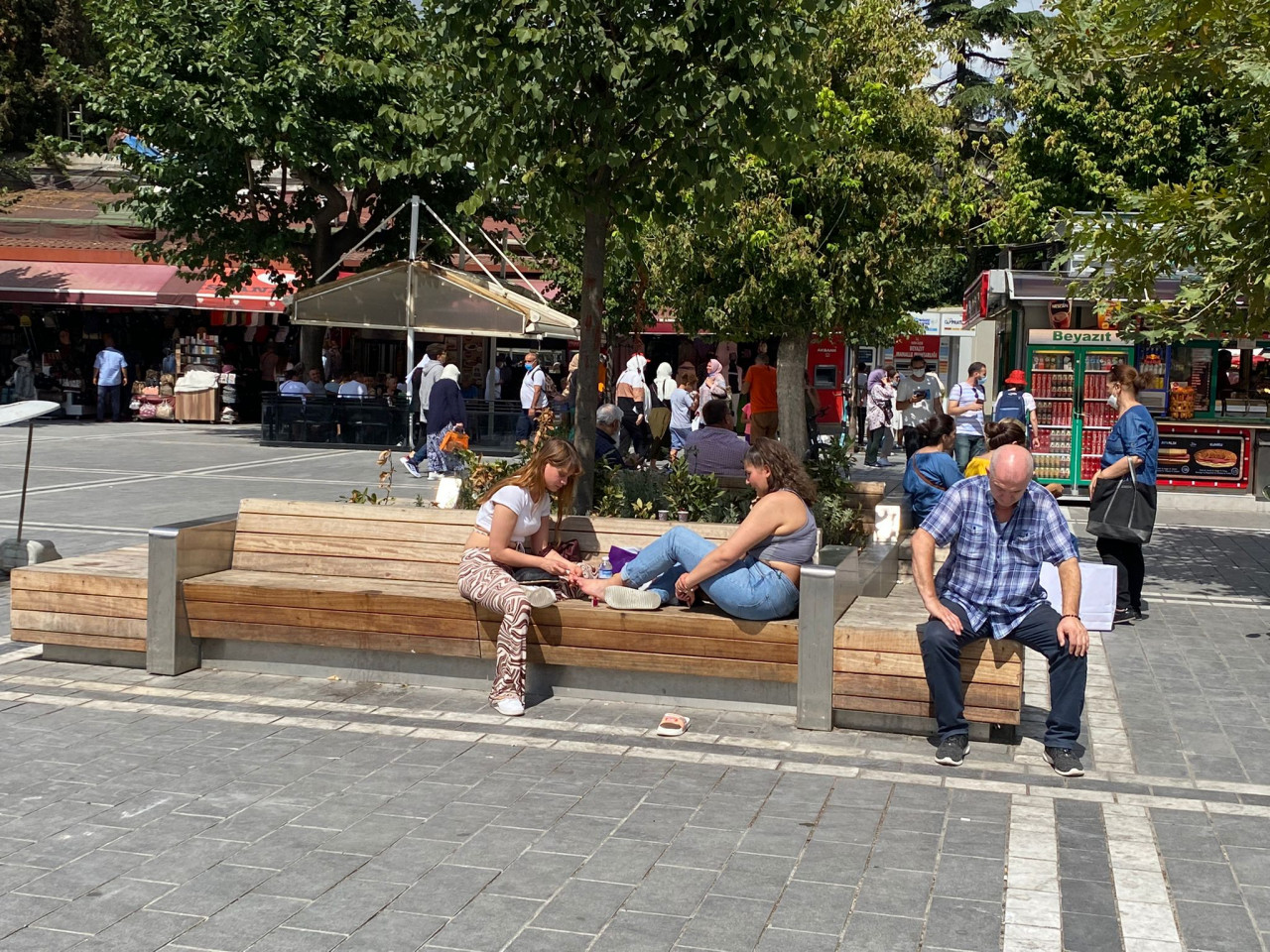 İstanbul'un göbeğinde bankta oje sürme keyfi