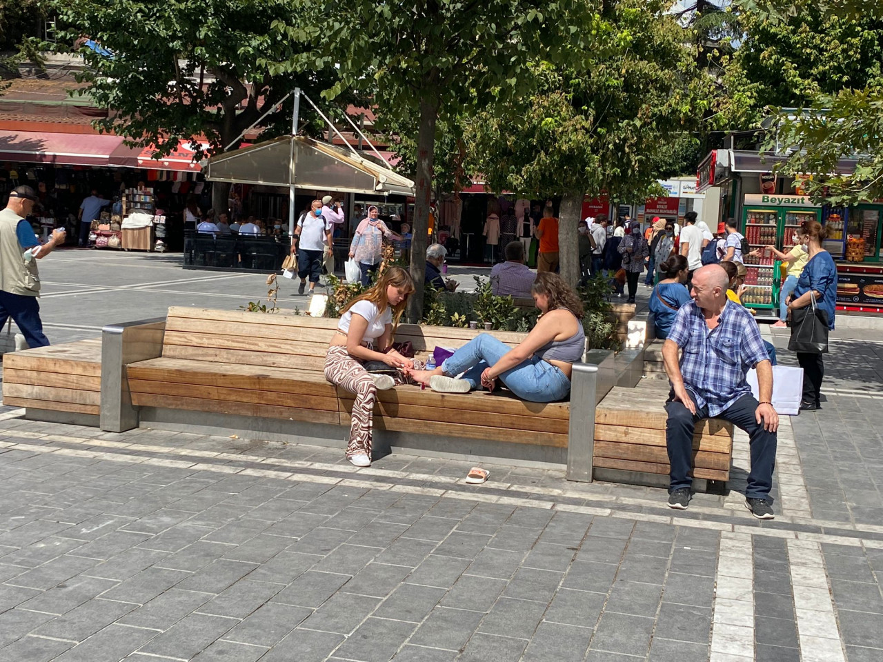 İstanbul'un göbeğinde bankta oje sürme keyfi