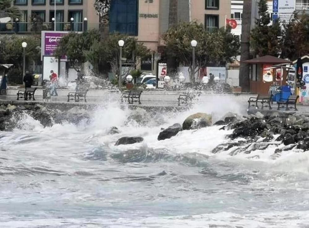 Meteoroloji Genel Müdürlüğü'nden yapılan uyarıya göre, gece yarısından itibaren Kuzey Ege'de kuzey ve kuzeydoğudan fırtına bekleniyor. Meteoroloji'den yapılan açıklamada, "Kuzey Ege'de yarın (06.09.2021 Pazartesi) ilk saatlerden itibaren kuzey ve kuzeydoğudan 6 ila 8 kuvvetinde (50-75 km/sa) fırtına bekleniyor. Fırtınanın 08.09.2021 Çarşamba günü sabah saatlerinde etkisini azaltacağı tahmin ediliyor. Fırtına sebebiyle meydana gelebilecek ulaşımda aksamalar gibi olumsuzluklara karşı dikkatli ve tedbirli olunması önem arz etmektedir" denildi. YURTTA HAVA DURUMU Meteoroloji Genel Müdürlüğünden alınan tahminlere göre, yurdun kuzey kesimlerinin parçalı ve çok bulutlu, Marmara’nın doğusu, Batı Karadeniz, Orta ve Doğu Karadeniz kıyıları ile Kırklareli, Tekirdağ ve Artvin çevrelerinin sağanak yağışlı, diğer yerlerin az bulutlu ve açık geçeceği tahmin ediliyor. Rüzgarın; Marmara ile Kuzey Ege’de kuzey ve kuzeydoğu yönlerden kuvvetli (30-60 km/sa) olarak esmesi bekleniyor. Rüzgarın ise genellikle kuzey yönlerden, yarın zamanla Akdeniz kıyıları ile Güneydoğu Anadolu'da batı ve güneybatı yönlerden hafif ara sıra orta kuvvette, Marmara ile Kuzey Ege’de kuzey ve kuzeydoğu yönlerden kuvvetli (30-60 km/sa) olarak esmesi bekleniyor. Bazı illerde beklenen hava durumuyla günün en yüksek sıcaklıkları ise şöyle: Ankara: Parçalı ve az bulutlu 27 İstanbul: Parçalı ve çok bulutlu öğle saatlerinden itibaren aralıklı sağanak yağışlı 26 İzmir: Az bulutlu ve açık 29 Adana: Az bulutlu ve açık 35 Antalya: Az bulutlu ve açık 31 Samsun: Parçalı ve çok bulutlu, gece saatlerinde sağanak yağışlı 25 Trabzon: Parçalı ve çok bulutlu, aralıklı sağanak yağışlı 24 Erzurum: Parçalı bulutlu 27 Diyarbakır: Az bulutlu ve açık 35