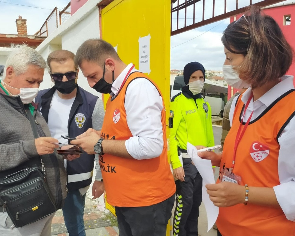 Aşı olmayan taraftarlar stadyuma alınmadı