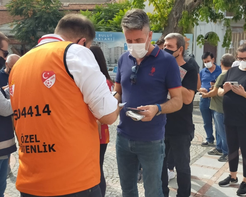 Aşı olmayan taraftarlar stadyuma alınmadı