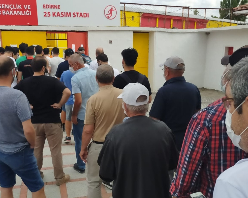 Aşı olmayan taraftarlar stadyuma alınmadı