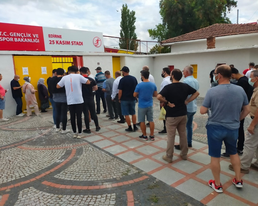Aşı olmayan taraftarlar stadyuma alınmadı