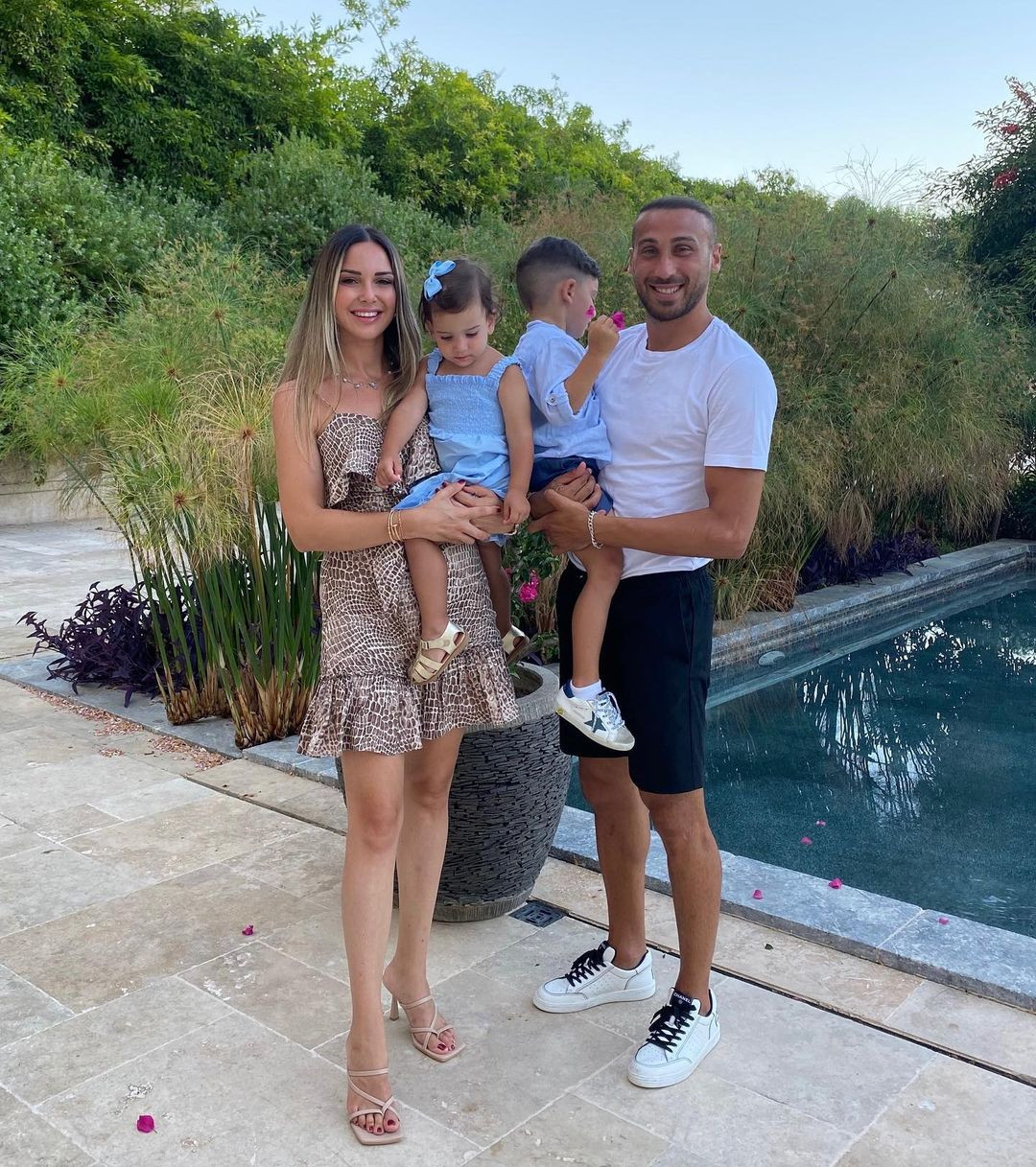 Cenk Tosun ailesiyle yaşacağı yeni ev için kesenin ağzını açtı
