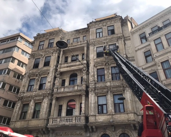 Beyoğlu'nda tarihi otelde yangın paniği