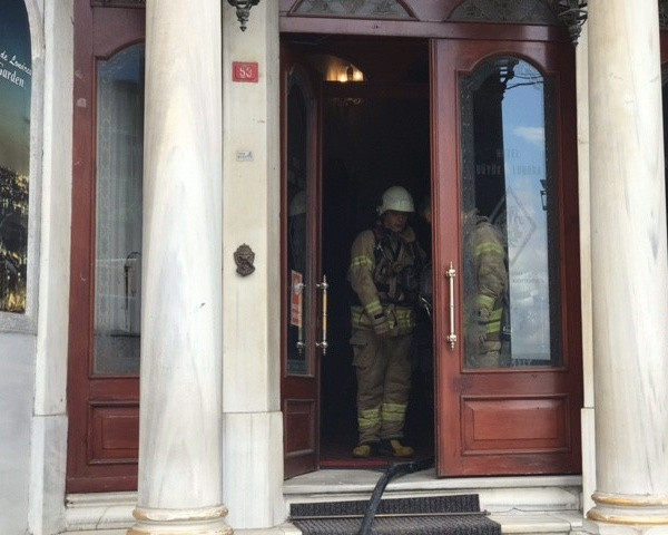 Beyoğlu'nda tarihi otelde yangın paniği