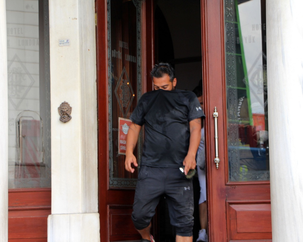 Beyoğlu'nda tarihi otelde yangın paniği