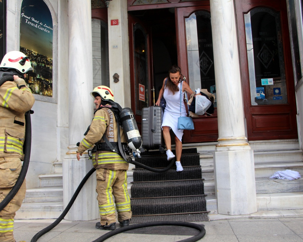 Beyoğlu'nda tarihi otelde yangın paniği