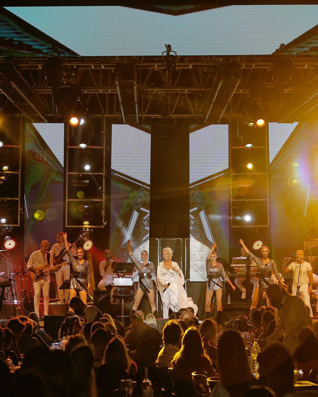 Ajda Pekkan'ın sahne kıyafeti olay oldu! Konserde bakın ne giydi...