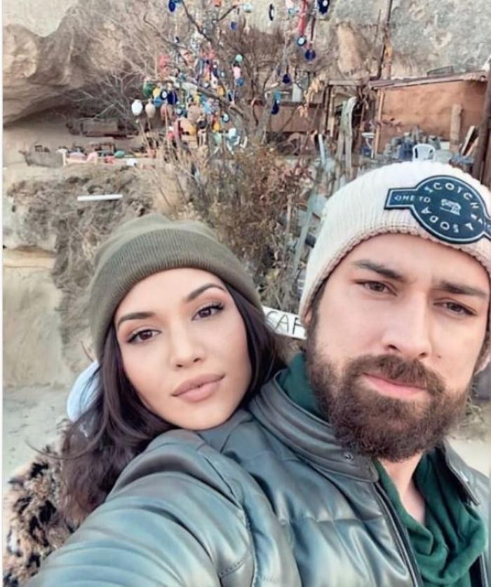 Ada Masalı'nın yıldızları Ayça Ayşin Turan ve Alp Navruz'dan aşk pozu