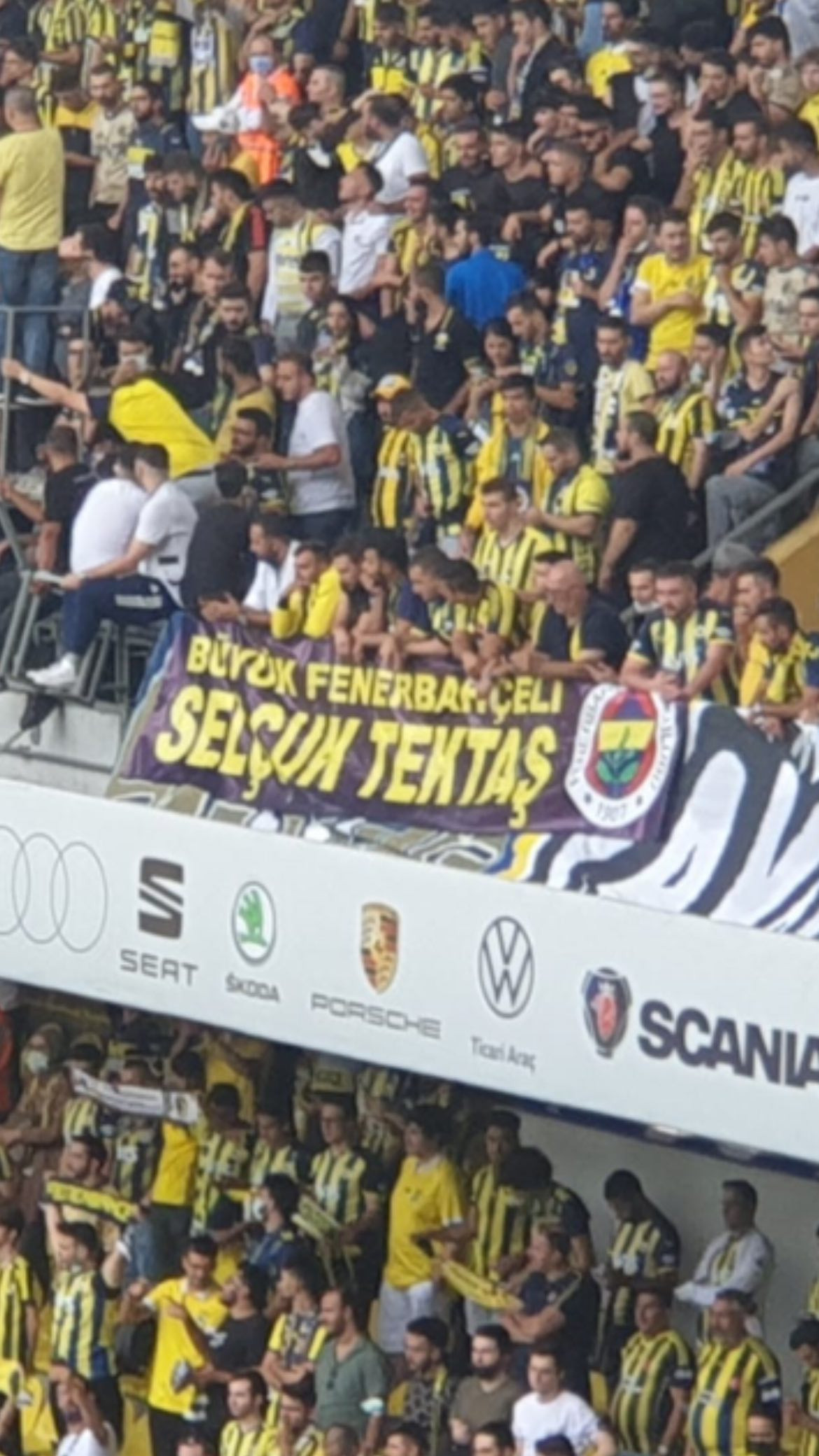 Fenerbahçe taraftarından anlamlı jest! Selçuk Tektaş pankartı Alişan'ı duygulandırdı