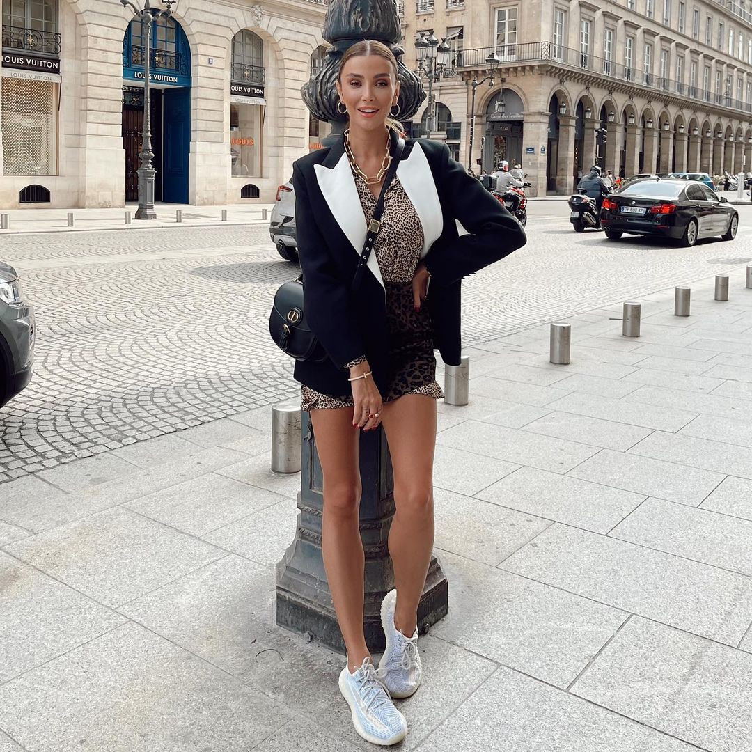 &Ouml;zge Ulusoy photoshop aşkından vazge&ccedil;miyor! Bir bacağını incelip &ouml;tekini kalın bıraktı