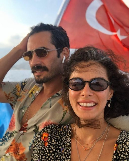 Bebeğini kucağına almak için gün sayan Özge Özpirinçci, Burak Yamantürk ile evlendi