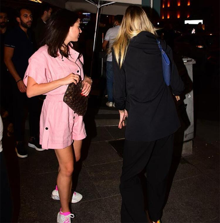 Mahmut Kırmızıgül yine çapkınlık turunda! Patlayan flaşlarla neye uğradığını şaşırdı