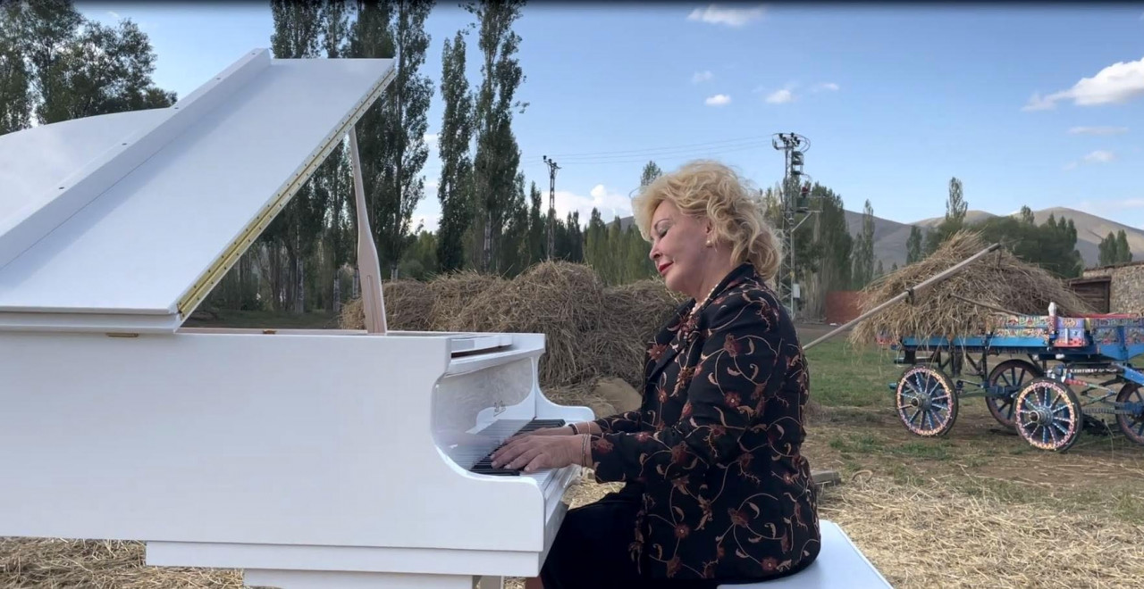 &Uuml;nl&uuml; piyanist G&uuml;lsin Onay'dan harmanda piyano resitali