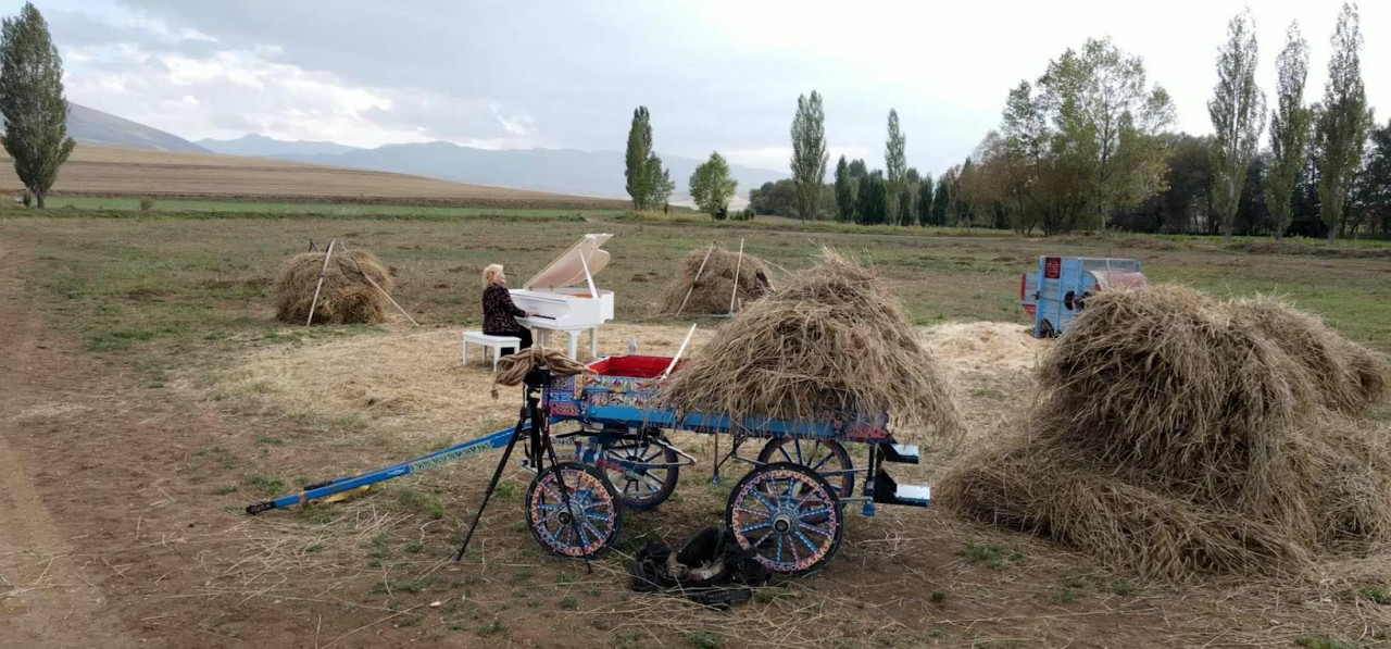 &Uuml;nl&uuml; piyanist G&uuml;lsin Onay'dan harmanda piyano resitali