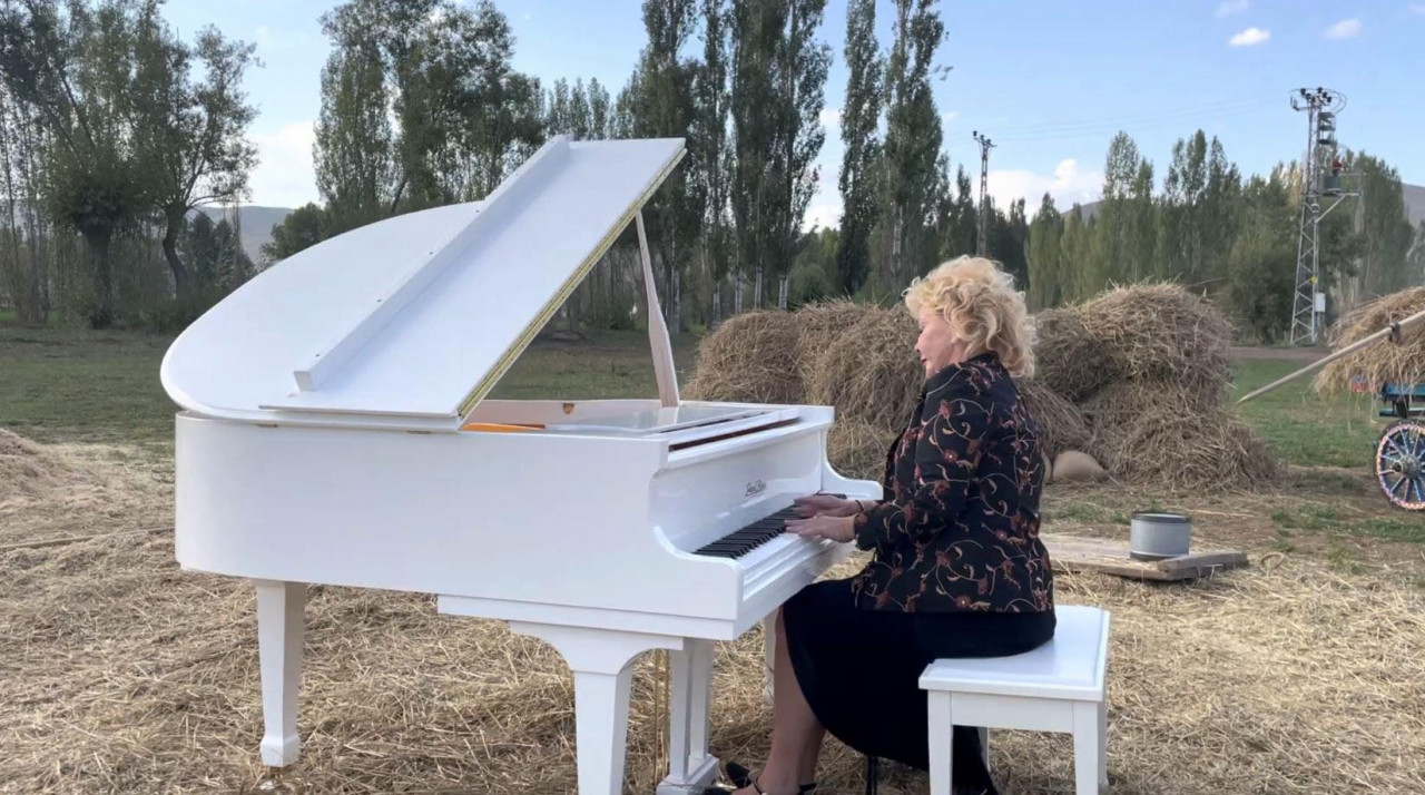 &Uuml;nl&uuml; piyanist G&uuml;lsin Onay'dan harmanda piyano resitali