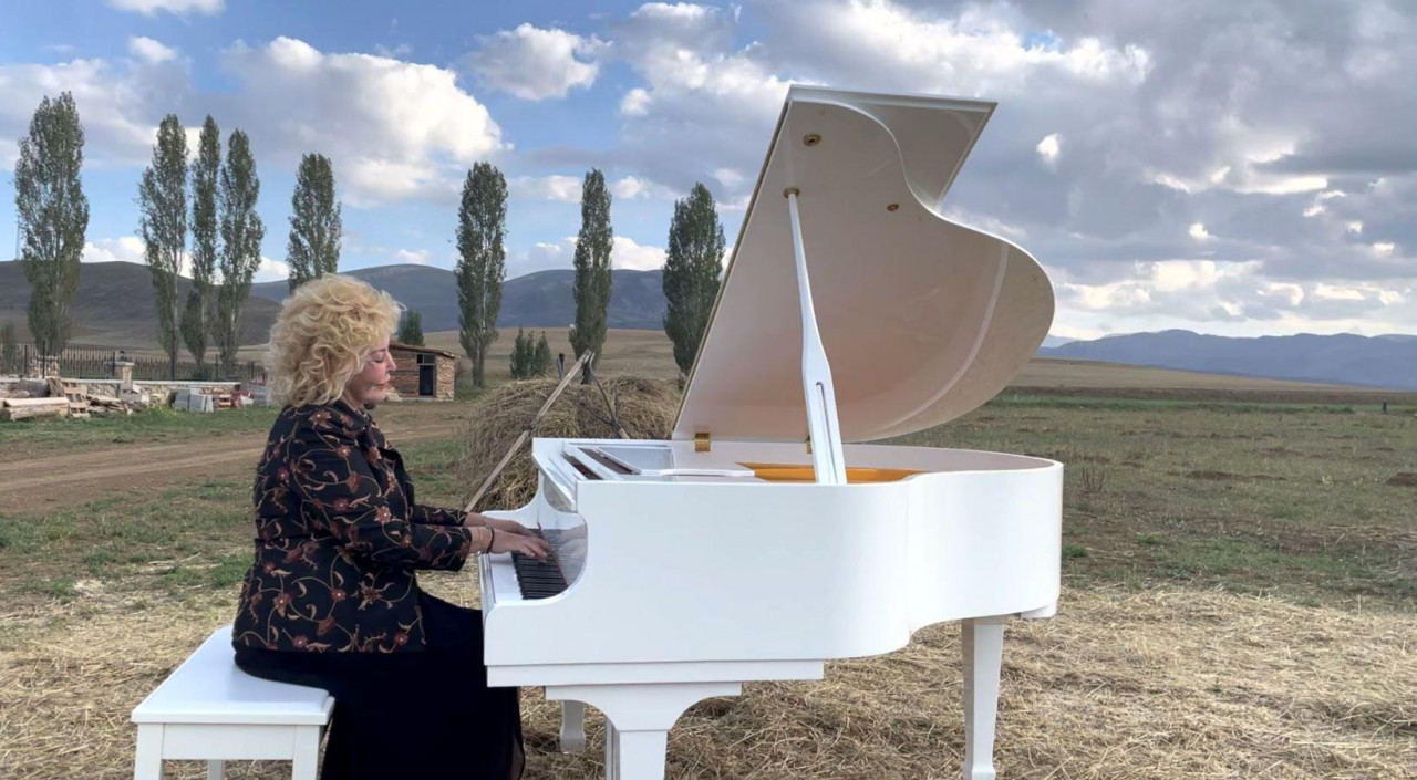 &Uuml;nl&uuml; piyanist G&uuml;lsin Onay'dan harmanda piyano resitali