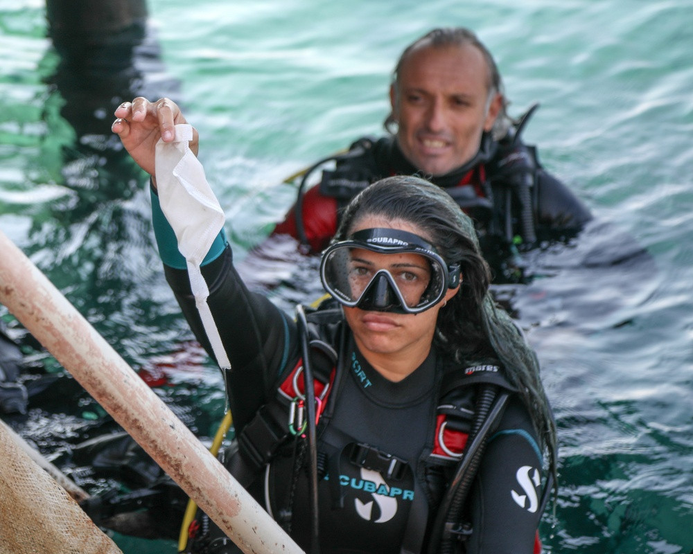 Antalya'da dalgıçlar denizin dibindeki kirliliği belgeledi