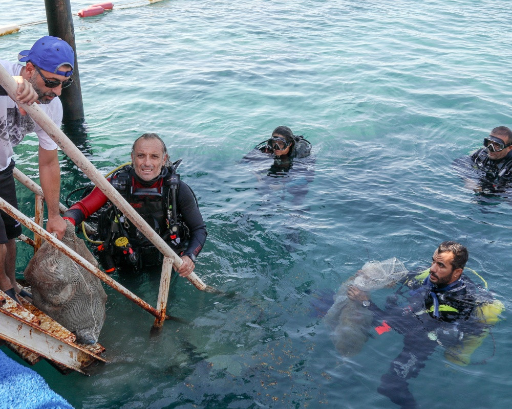 Antalya'da dalgıçlar denizin dibindeki kirliliği belgeledi