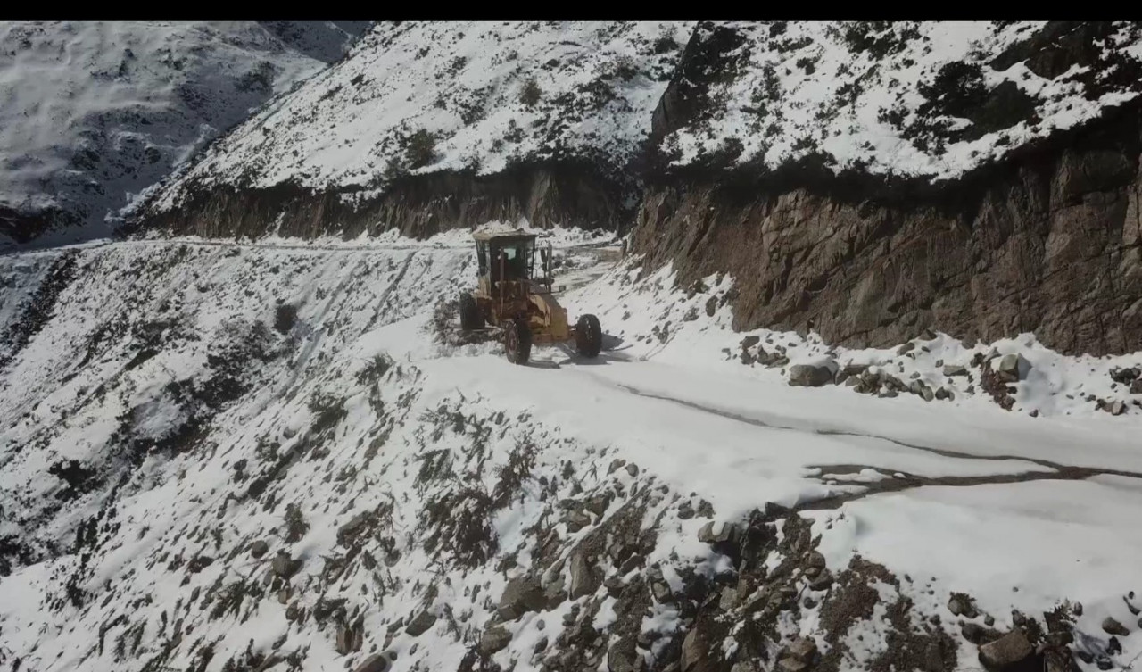 Rize beyaza büründü... Araçlar kara saplandı