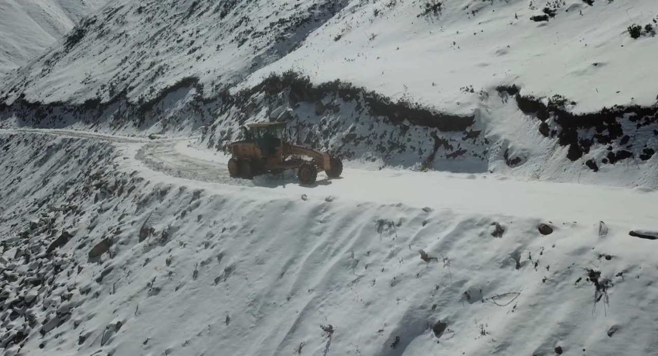 Rize beyaza büründü... Araçlar kara saplandı