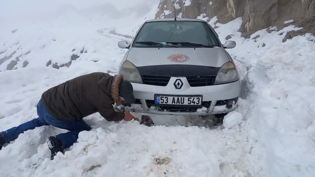 Rize beyaza büründü... Araçlar kara saplandı