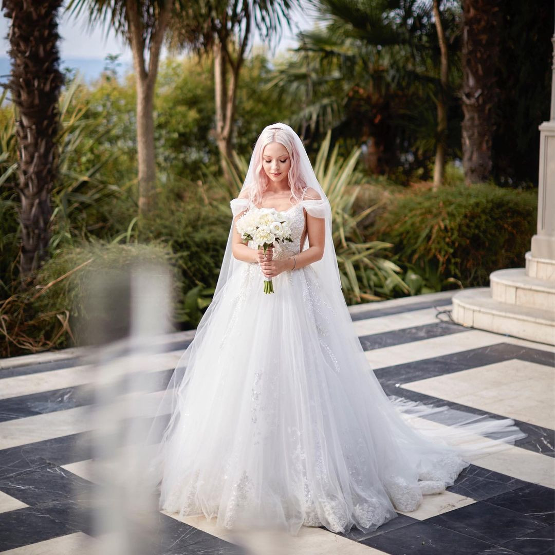 Nikah masasına oturan Ece Seçkin verdiği sözü tuttu! İşte gelinliğinin yeni sahibi...