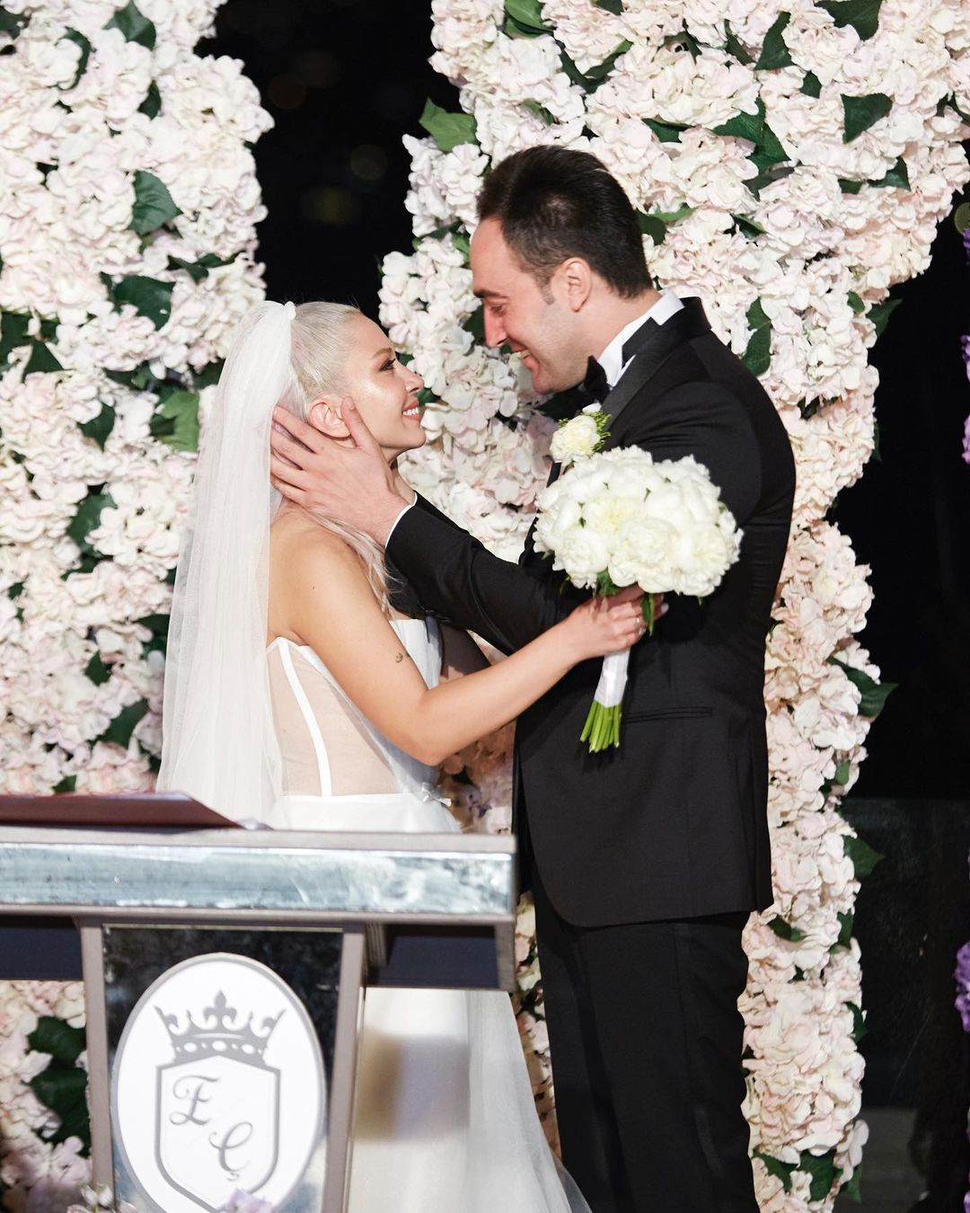 Nikah masasına oturan Ece Seçkin verdiği sözü tuttu! İşte gelinliğinin yeni sahibi...
