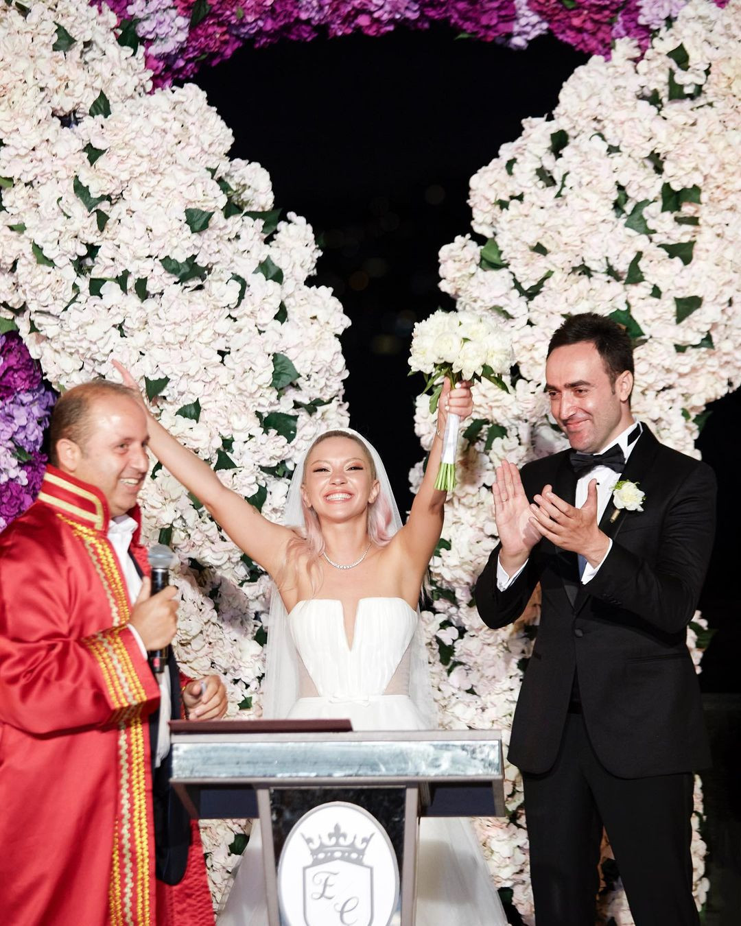 Nikah masasına oturan Ece Seçkin verdiği sözü tuttu! İşte gelinliğinin yeni sahibi...
