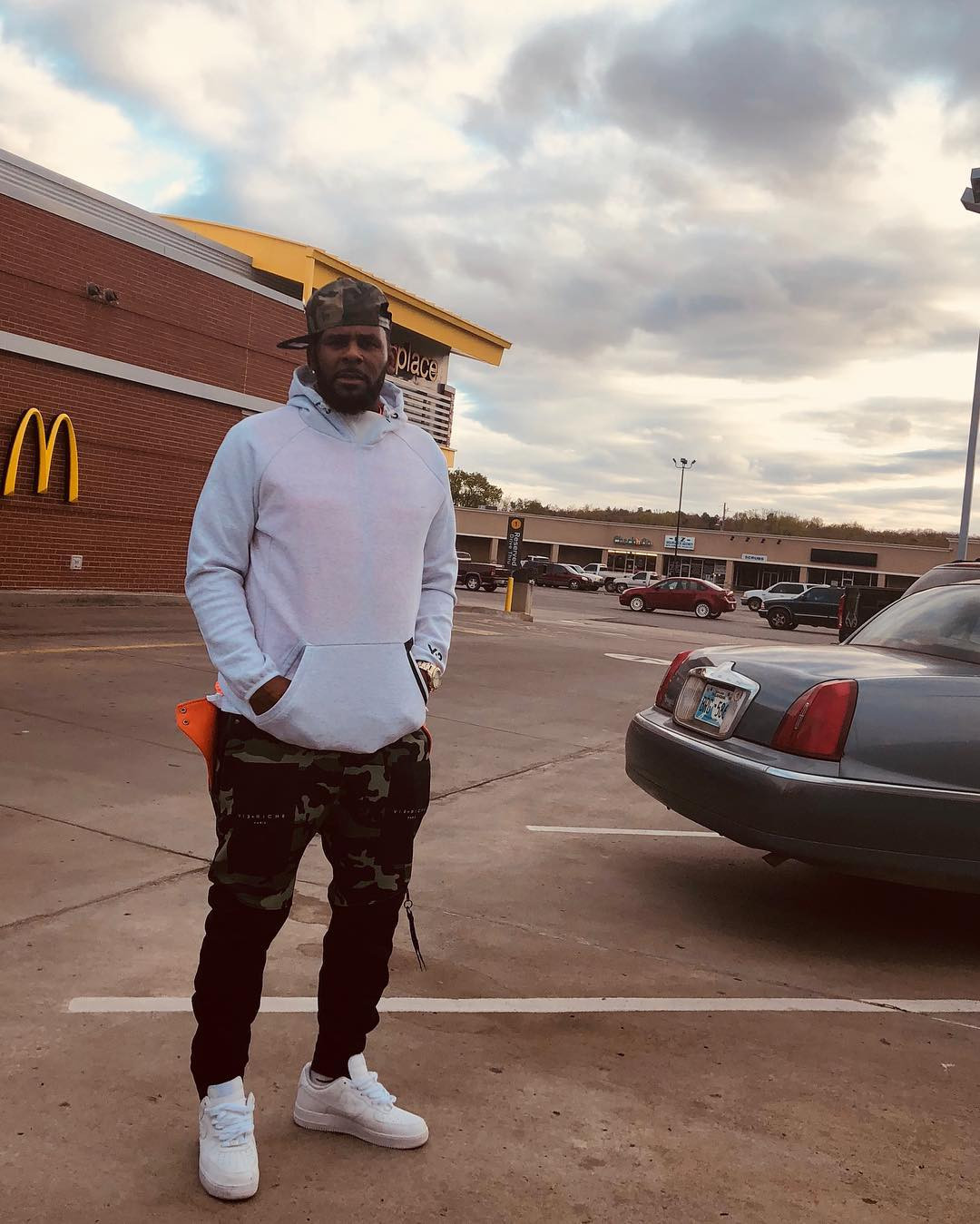 9 farklı olaydan su&ccedil;lu bulundu! ABD'li şarkıcı R. Kelly hayatının geri kalanını cezaevinde ge&ccedil;irebilir