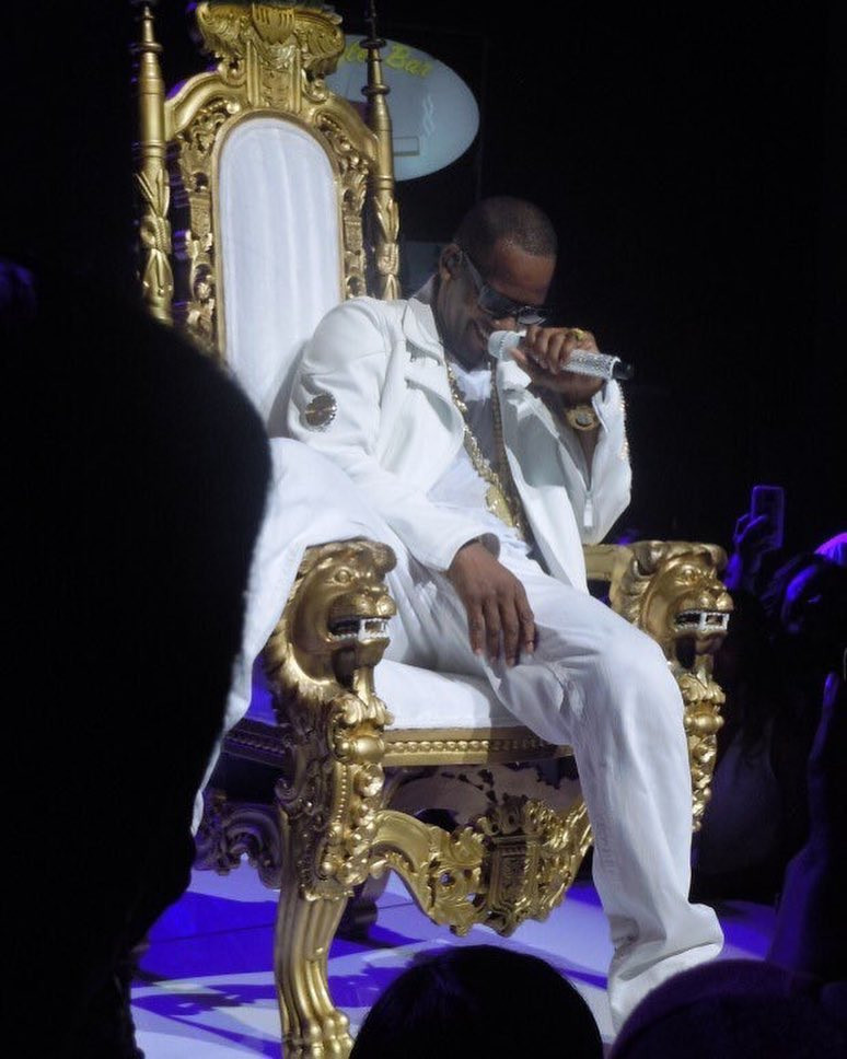 9 farklı olaydan su&ccedil;lu bulundu! ABD'li şarkıcı R. Kelly hayatının geri kalanını cezaevinde ge&ccedil;irebilir