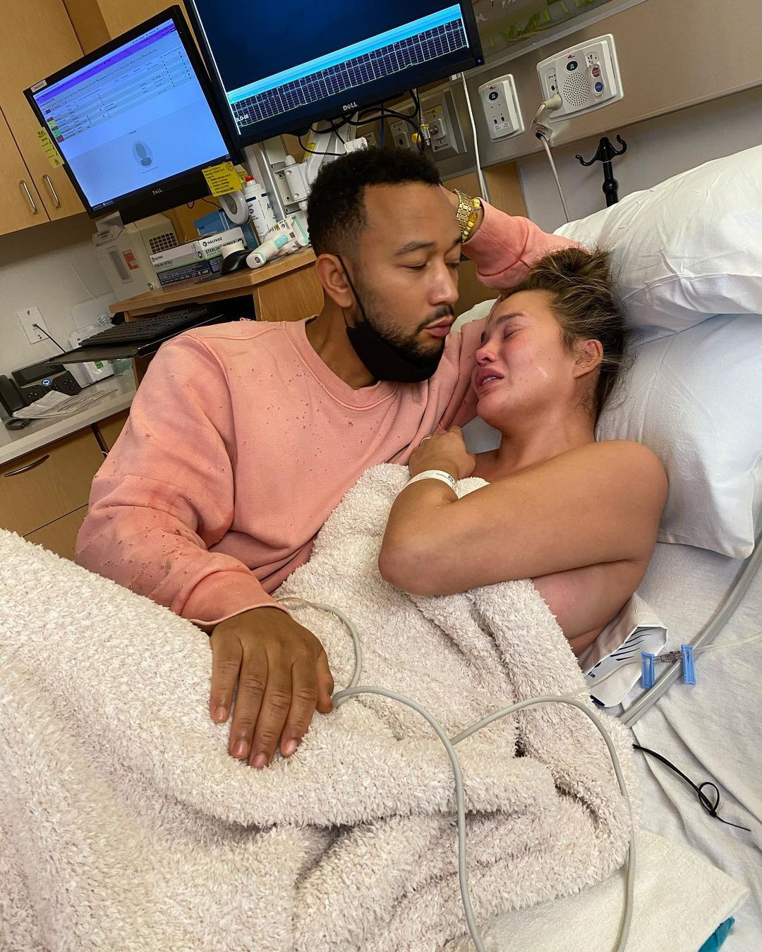 Ünlü model Chrissy Teigen kaybettiği bebeğini böyle andı