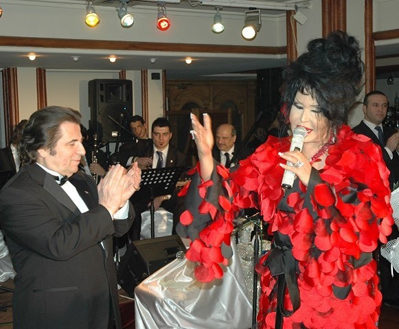 B&uuml;lent Ersoy Kıbrıs'ta tutuklanan orkestra ekibi i&ccedil;in servetini ortaya d&ouml;kecek